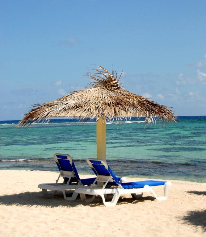 Castaways Cayman Beach Resort Grand Cayman Extérieur photo